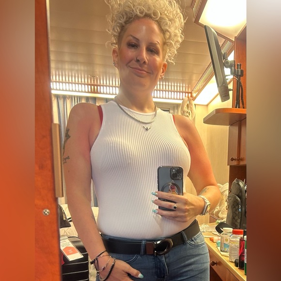 Meet your Posher, Danielle - Picture 5 of 6